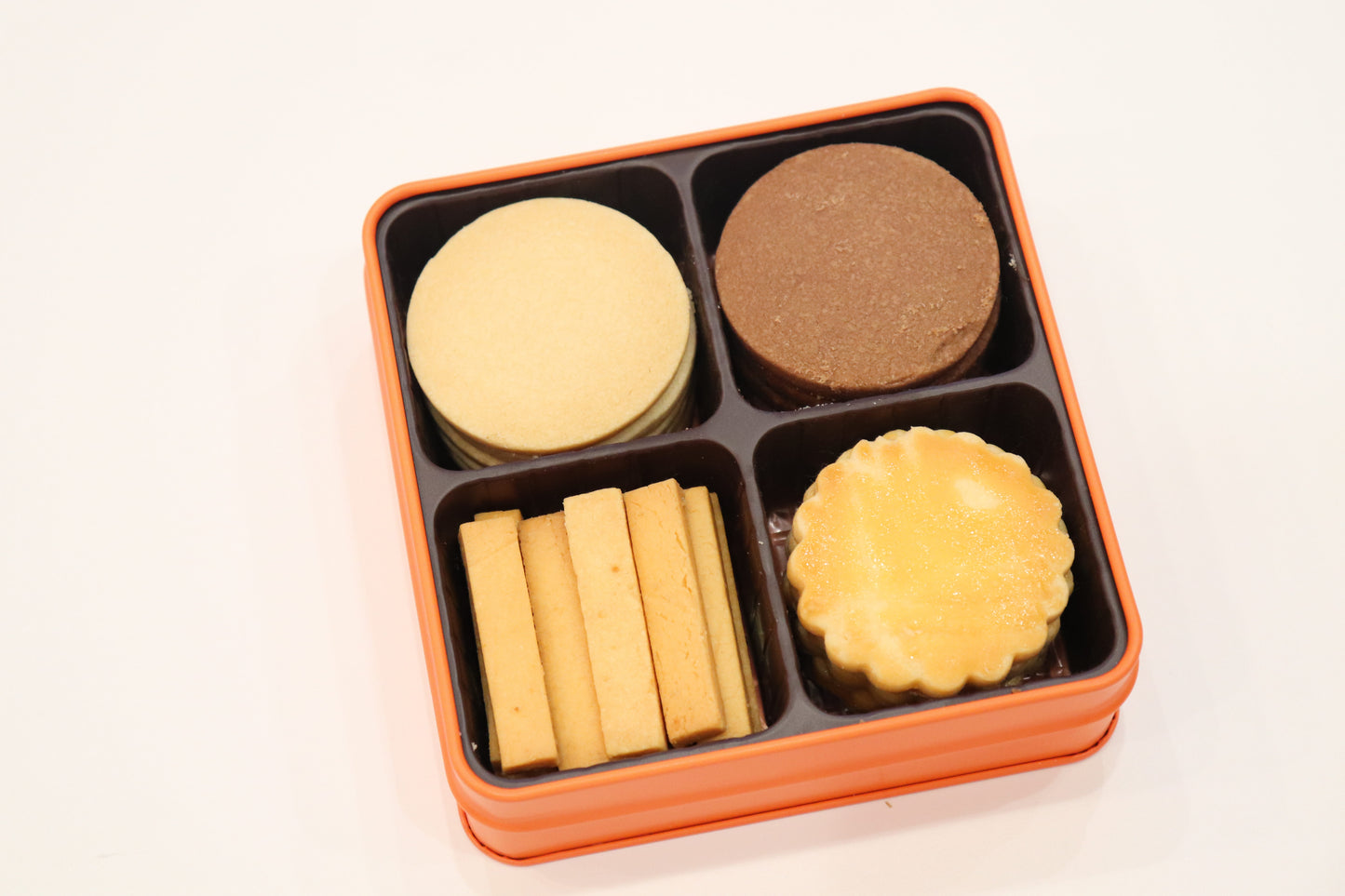 4種のクッキー缶